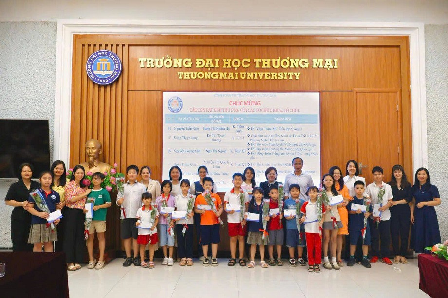 Trường Đại học Thương mại tổ chức Gặp mặt thân mật, tuyên dương các cháu đạt thành tích cao trong học tập năm học 2025 - 2026 và thi đỗ đại học năm 2026
