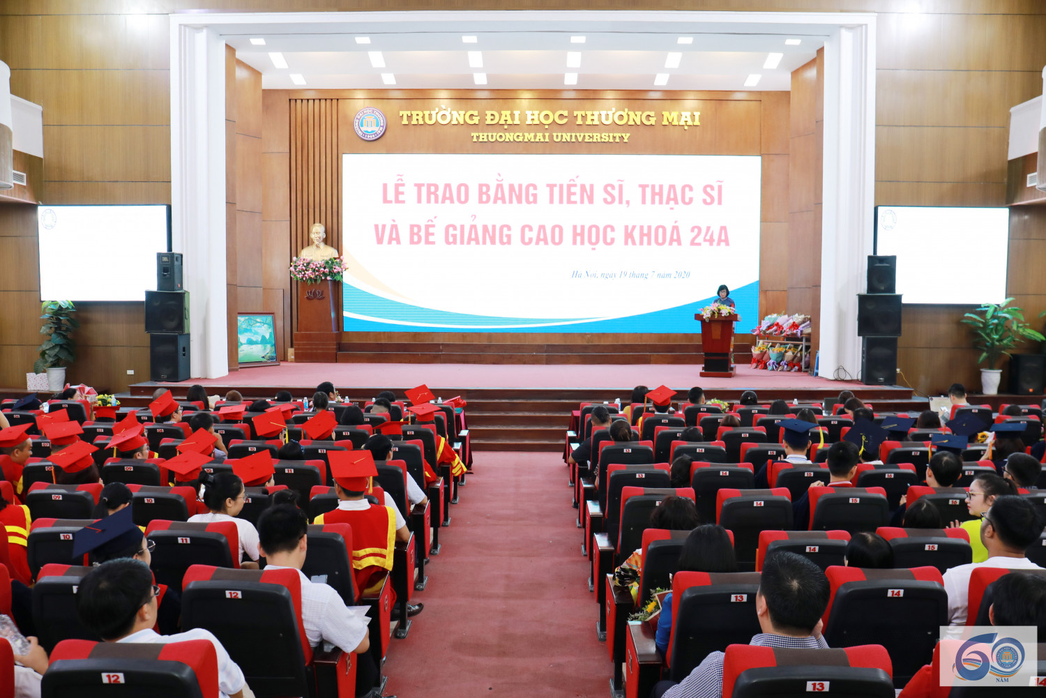 Hội trường lễ trao bằng Tiến sĩ, Thạc sĩ và bế giảng Cao học khóa 24A