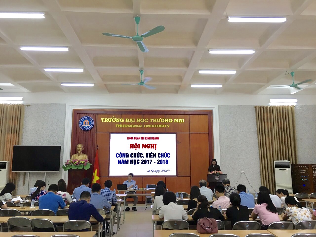 Hội nghị công chức, viên chức Khoa Quản trị kinh doanh năm học 2017 - 2018